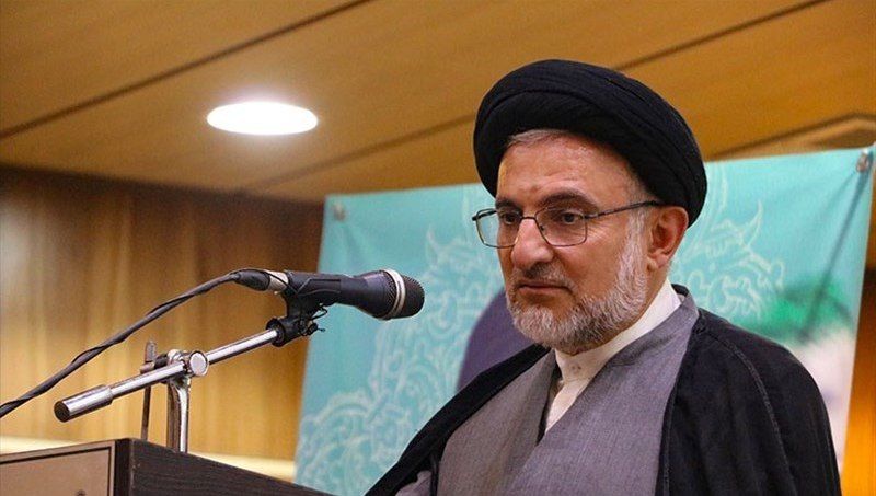 پرچم ایران اسلامی در کنار پرچم امام حسین(ع) در هیئت‌ها نصب شود