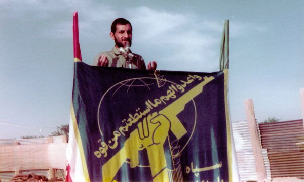 پشتیبان و از ته قلب مقلد امام خمینی باشید