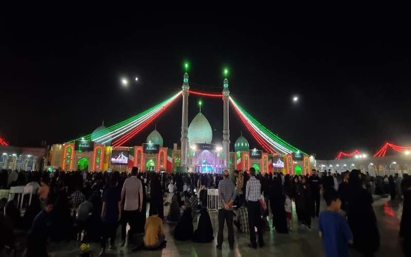 اهتزاز پرچم ایران روی گنبد مسجد مقدس جمکران