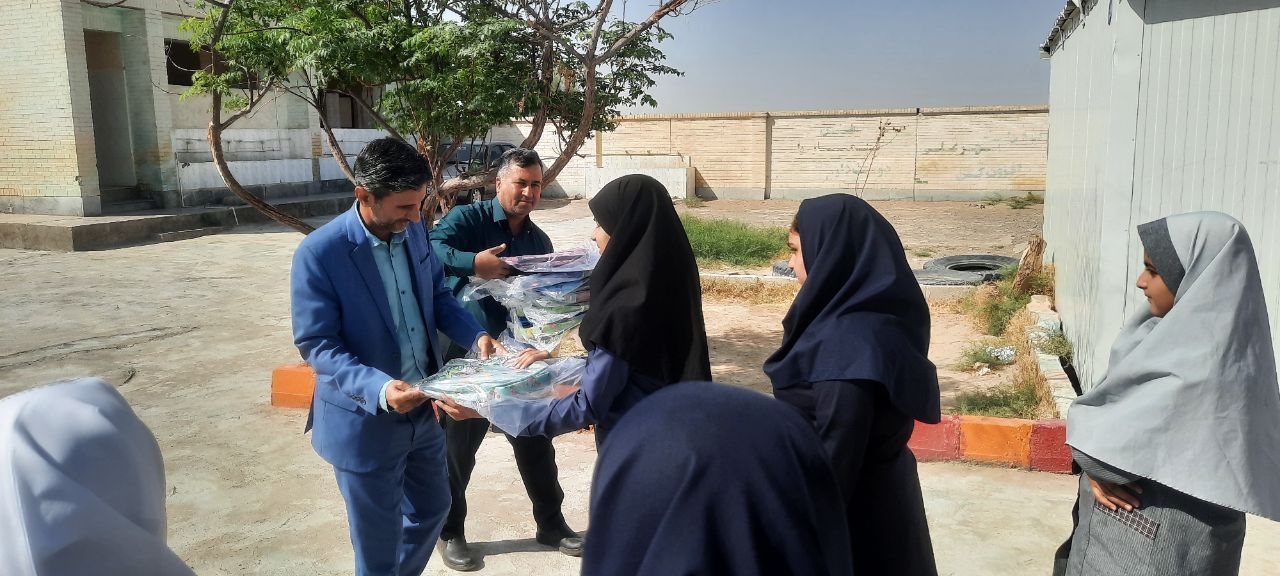 توزیع لوازم‌التحریر در مدارس هامون