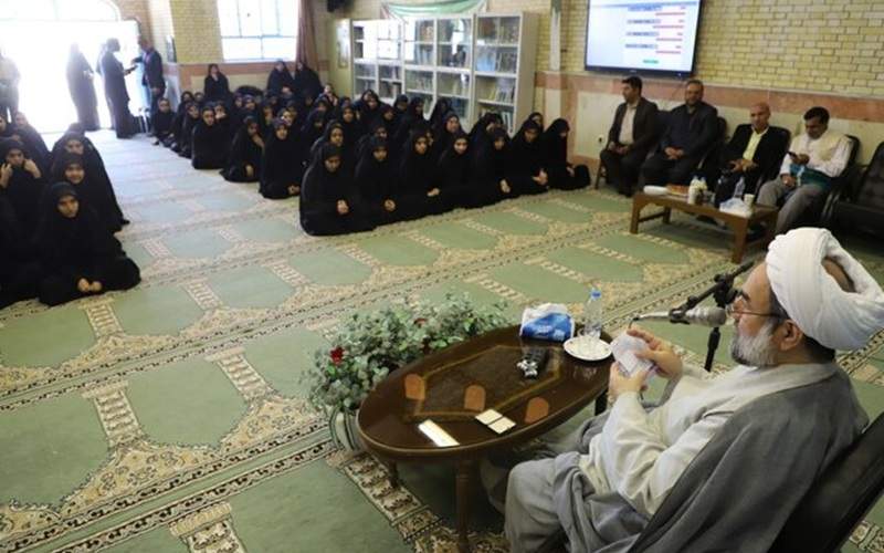 نماینده ولی‌فقیه پاسخ‌گوی پرسش‌های دانش‌آموزان