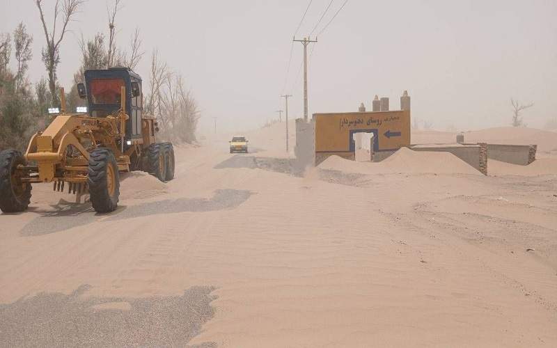 جمع آوری ماسه بادی از محورهای مواصلاتی سیستان