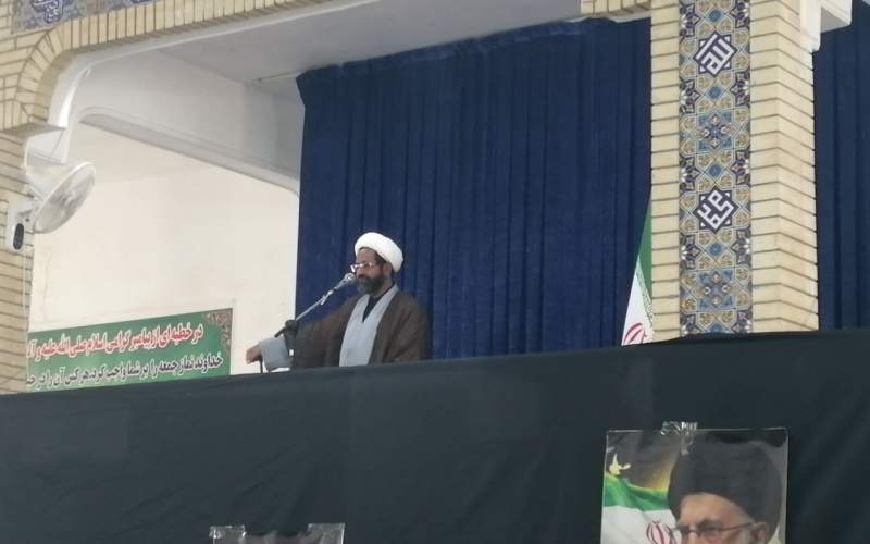 ملت ایران مقابل دشمن تسلیم نمی‌شود