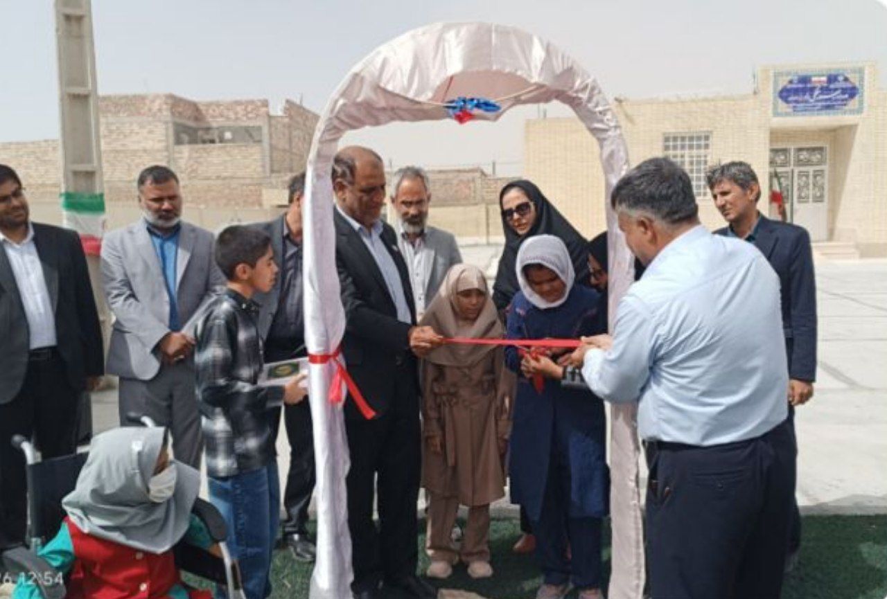 افتتاح زمین چمن مصنوعی مدرسه استثنایی در هامون