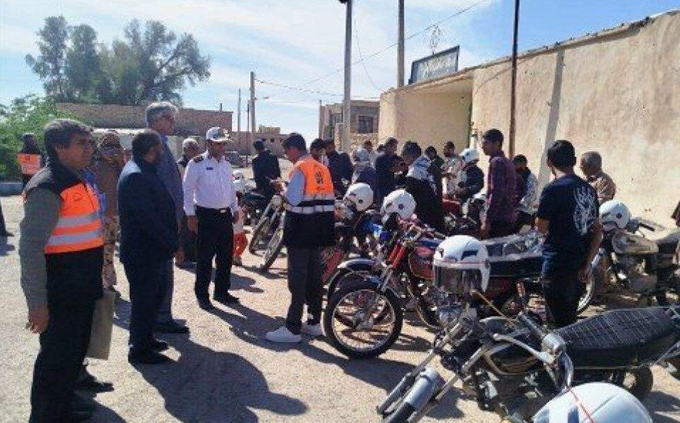 توزیع کلاه ایمنی بین موتورسواران تیمورآباد هامون