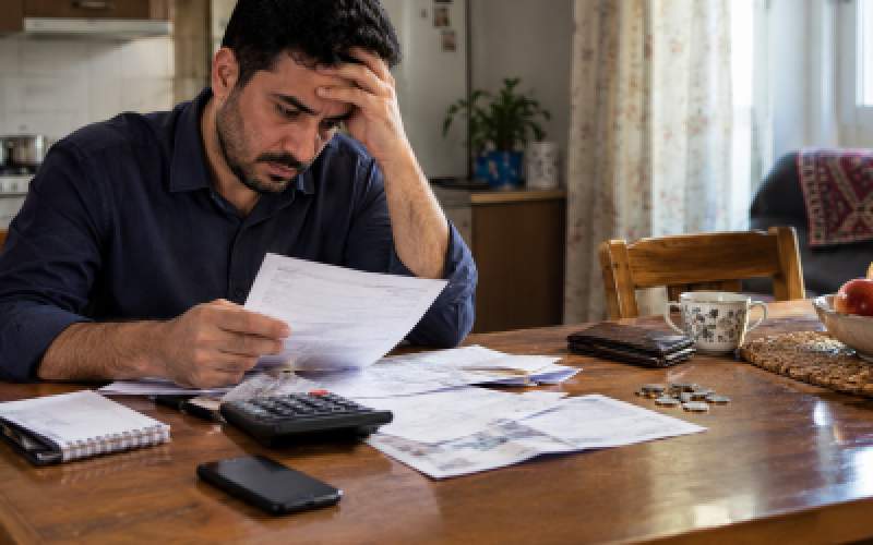 وقتی دخل خانوار از خرج زندگی جا می‌ماند