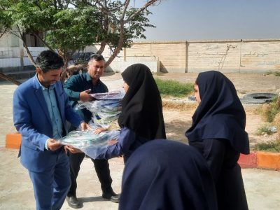 توزیع لوازم‌التحریر در مدارس هامون