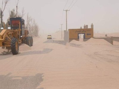 جمع‌ آوری ماسه بادی از محورهای مواصلاتی سیستان
