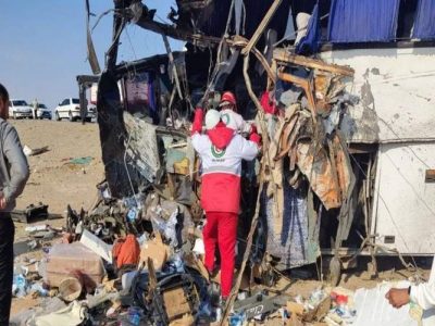 ۲ فوتی در برخورد کامیون و اتوبوس