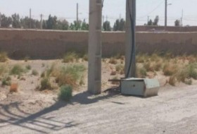سقوط تابلوی پست هوایی در پی وزش باد