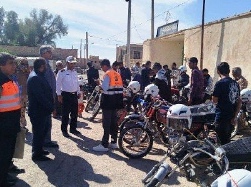 توزیع کلاه ایمنی بین موتورسواران تیمورآباد هامون